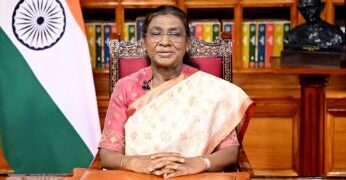 President honored 45 teachers, said- 'smart' is more important than 'smart' classes and blackboards