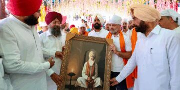 Rahul Gandhi, who went to know the condition of flood victims in Punjab, got caught in a new controversy, why did there be a ruckus about tying Siropa in the video?