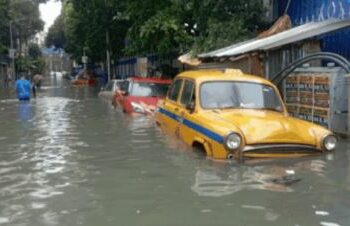 Rainfall in Kolkata: 4 people died due to current; Metro-trains stop