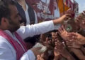 SP leader Rahul Awana distributed money to flood victims in Noida, video viral on social media
