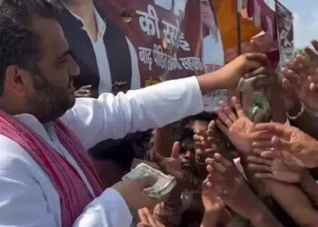 SP leader Rahul Awana distributed money to flood victims in Noida, video viral on social media