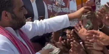 SP leader Rahul Awana distributed money to flood victims in Noida, video viral on social media