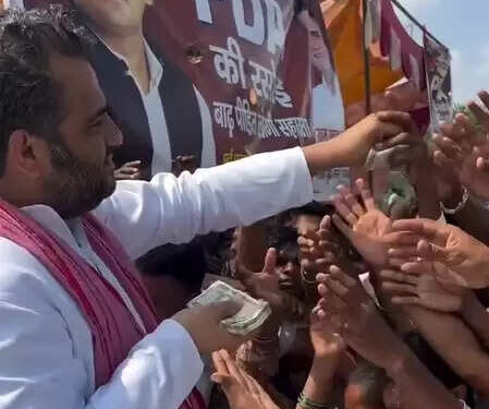 SP leader Rahul Awana distributed money to flood victims in Noida, video viral on social media