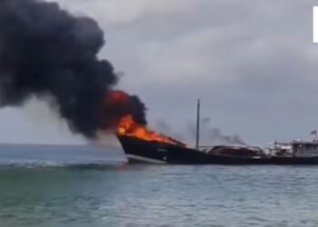 Ship Fire Porbandar | Porbandar Cargo Ship Fire | Gujarat Ship Fire | Porbandar News | , Between sea fireball became a ship! Stirred on the banks of Porbandar in Gujarat, video viral | News Track in Hindi