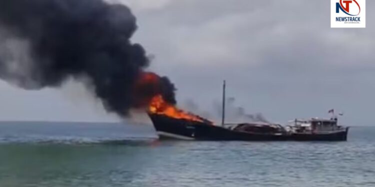 Ship Fire Porbandar | Porbandar Cargo Ship Fire | Gujarat Ship Fire | Porbandar News | , Between sea fireball became a ship! Stirred on the banks of Porbandar in Gujarat, video viral | News Track in Hindi