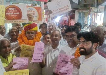 Sikar District In -charge Minister Sanjay Sharma, UDH Minister Jhabar Singh Kharra reached Srimadhopur, traders and public