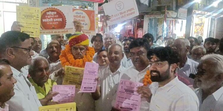 Sikar District In -charge Minister Sanjay Sharma, UDH Minister Jhabar Singh Kharra reached Srimadhopur, traders and public