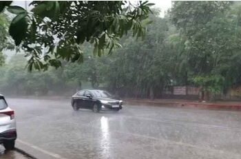 Suddenly changed weather in Delhi-NCR, clouds rained with strong thunderstorms, darkness in the day
