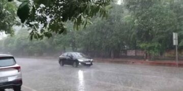 Suddenly changed weather in Delhi-NCR, clouds rained with strong thunderstorms, darkness in the day