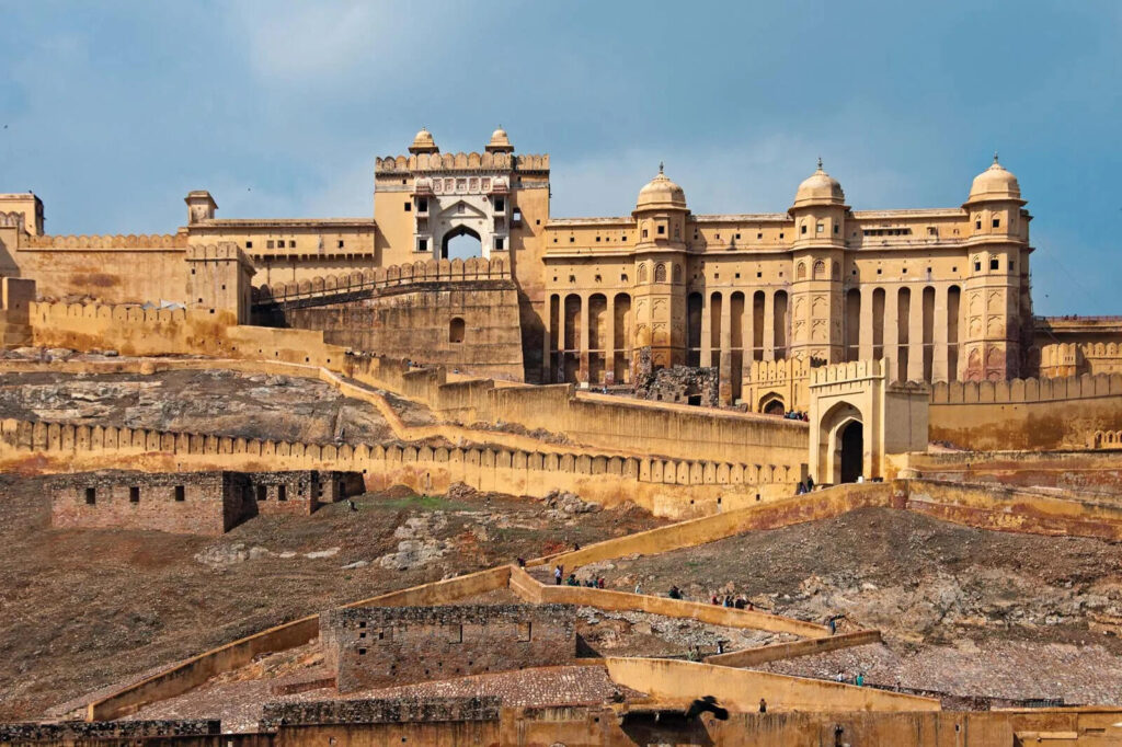 The specialty of this historical fort of Jaipur, the flower travel guide seen in the video with the best of staying and eating