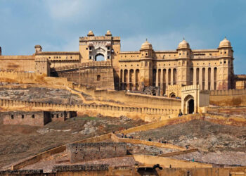 The specialty of this historical fort of Jaipur, the flower travel guide seen in the video with the best of staying and eating