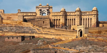 The specialty of this historical fort of Jaipur, the flower travel guide seen in the video with the best of staying and eating