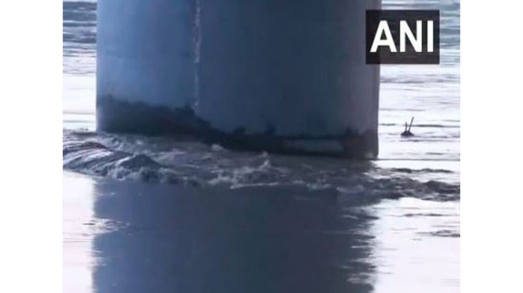 The water level of Yamuna river is close to the danger mark