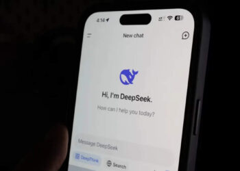 चीनी स्टार्टअप कंपनी DeepSeek ने OpenAI के वजूद को खत्म करने की ठान ली है। कंपनी साल के आखिर तक एआई चैटबॉट लॉन्च करने वाली है, जो ChatGPT को कड़ी टक्कर दे सकता है। रिपोर्ट के मुताबिक, डीपसीक एक ऐसे एआई मॉडल पर काम कर रही है, जो यूजर द्वारा बहुत कम इनपुट मिलने पर भी जटिल, मल्टी-स्टेप टास्क को पूरा कर लेता है। इसके अलावा यह एआई मॉडल पुराने एक्शन के आधार पर परफॉर्मेंस को इंप्रूव कर सकता है।   Advertisement: 0:54  Close PlayerUnibots.com  ChatGPT के वजूद पर खतरा ब्लूमबर्ग की रिपोर्ट के मुताबिक, डीपसीक इस साल के आखिर तक इस एआई चैटबॉट को लॉन्च कर सकता है। चीनी कंपनी ने साल की शुरुआत में R1 मॉडल को लॉन्च करके तहलका मचा दिया था। डीपसीक एआई के इस मॉडल ने लॉन्च होते ही सिलिकॉन वैली की कंपनियों की नींद उड़ा दी थी। महज 6 मिलियन डॉलर के खर्च में तैयार हुआ यह एआई चैटबॉट ChatGPT, Google Gemini जैसे एआई टूल्स को टक्कर दे सकता है।  DeepSeek का R1 मॉडल एक ओपन सोर्स लैंग्वेज है जो डेवलपर्स को इसके कोड फ्री में एक्सेस करने के लिए देता है। डीपसीक एआई ने सिलिकॉन वैली के अप्रोच को तहस-नहस कर दिया था। जहां अमेरिकी कंपनियां एआई डेवलपमेंट में बड़े डेटा सेट्स और अरबों डॉलर का निवेश कर रही थी। वहीं, चीनी एआई मॉडल ने कम खर्चे में एआई टूल उतार दिया था।  R2 मॉडल की तैयारी R1 के लॉन्च के बाद से ही DeepSeek ने फूंक-फूंक के कदम रखना शुरू कर दिया है। कंपनी के फाउंडर लियांग वेनफेंग ने इसके R2 मॉडल को लॉन्च को डिले कर दिया ताकि इसे तकनीकी तौर पर और बेहतर बनाया जा सके। कंपनी अपने इस R2 मॉडल को साल के आखिर तक लॉन्च कर सकती है। इसमें टेक्स्ट बेस्ड रिस्पॉन्स के साथ-साथ ट्रैवल प्लानिंग, सॉफ्टवेयर डिबगिंग और बिजनेस वर्कफ्लो जैसे काम भी आसानी से किए जा सकते हैं। हालांकि, हर जटिल काम के लिए इंसान का इंटरवेंशन जरूरी है। इस एआई मॉडल में भी इन कामों के लिए इंसान के मदद की जरूरत होगी।