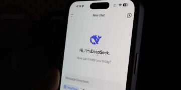 चीनी स्टार्टअप कंपनी DeepSeek ने OpenAI के वजूद को खत्म करने की ठान ली है। कंपनी साल के आखिर तक एआई चैटबॉट लॉन्च करने वाली है, जो ChatGPT को कड़ी टक्कर दे सकता है। रिपोर्ट के मुताबिक, डीपसीक एक ऐसे एआई मॉडल पर काम कर रही है, जो यूजर द्वारा बहुत कम इनपुट मिलने पर भी जटिल, मल्टी-स्टेप टास्क को पूरा कर लेता है। इसके अलावा यह एआई मॉडल पुराने एक्शन के आधार पर परफॉर्मेंस को इंप्रूव कर सकता है।   Advertisement: 0:54  Close PlayerUnibots.com  ChatGPT के वजूद पर खतरा ब्लूमबर्ग की रिपोर्ट के मुताबिक, डीपसीक इस साल के आखिर तक इस एआई चैटबॉट को लॉन्च कर सकता है। चीनी कंपनी ने साल की शुरुआत में R1 मॉडल को लॉन्च करके तहलका मचा दिया था। डीपसीक एआई के इस मॉडल ने लॉन्च होते ही सिलिकॉन वैली की कंपनियों की नींद उड़ा दी थी। महज 6 मिलियन डॉलर के खर्च में तैयार हुआ यह एआई चैटबॉट ChatGPT, Google Gemini जैसे एआई टूल्स को टक्कर दे सकता है।  DeepSeek का R1 मॉडल एक ओपन सोर्स लैंग्वेज है जो डेवलपर्स को इसके कोड फ्री में एक्सेस करने के लिए देता है। डीपसीक एआई ने सिलिकॉन वैली के अप्रोच को तहस-नहस कर दिया था। जहां अमेरिकी कंपनियां एआई डेवलपमेंट में बड़े डेटा सेट्स और अरबों डॉलर का निवेश कर रही थी। वहीं, चीनी एआई मॉडल ने कम खर्चे में एआई टूल उतार दिया था।  R2 मॉडल की तैयारी R1 के लॉन्च के बाद से ही DeepSeek ने फूंक-फूंक के कदम रखना शुरू कर दिया है। कंपनी के फाउंडर लियांग वेनफेंग ने इसके R2 मॉडल को लॉन्च को डिले कर दिया ताकि इसे तकनीकी तौर पर और बेहतर बनाया जा सके। कंपनी अपने इस R2 मॉडल को साल के आखिर तक लॉन्च कर सकती है। इसमें टेक्स्ट बेस्ड रिस्पॉन्स के साथ-साथ ट्रैवल प्लानिंग, सॉफ्टवेयर डिबगिंग और बिजनेस वर्कफ्लो जैसे काम भी आसानी से किए जा सकते हैं। हालांकि, हर जटिल काम के लिए इंसान का इंटरवेंशन जरूरी है। इस एआई मॉडल में भी इन कामों के लिए इंसान के मदद की जरूरत होगी।