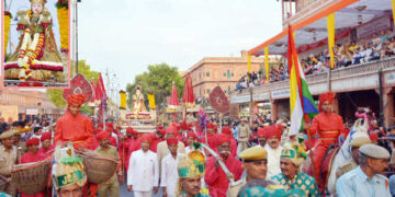 आज राजधानी जयपुर में इस जगह से निकली गणगौर की शाही सवारी! ड्रोन से पुष्प वर्षा से लेकर 200 LED स्क्रीन तक वीडियो में देखे भव्य नजारा&nbsp;