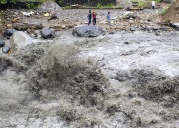 Uttarakhand ka Mausam | Uttarakhand Chamoli Cloudburst | Rescue Operation Imd Alert | , Uttarakhand Weather Updates: Chamoli havoc due to cloudburst, 5 people missing, relief work intensified | News Track in Hindi