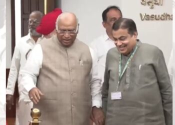 VP Election Viral Photo Gadkari Kharge | VP Election Viral Photo | Nitin Gadkari Mallikarjun Kharge | , Interesting views in Vice Presidential elections: Gadkari-Khadge put hands in hands, these aspects and oppositions also appear. News Track in Hindi
