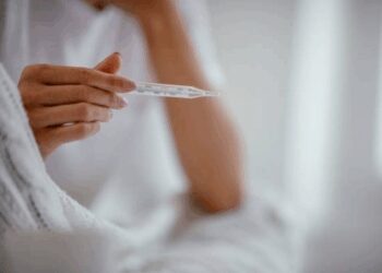 वायरल फीवर: मौसम बदलते ही पड़ जाते हैं बीमार? आयुर्वेद से जानें उपचार