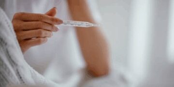 वायरल फीवर: मौसम बदलते ही पड़ जाते हैं बीमार? आयुर्वेद से जानें उपचार