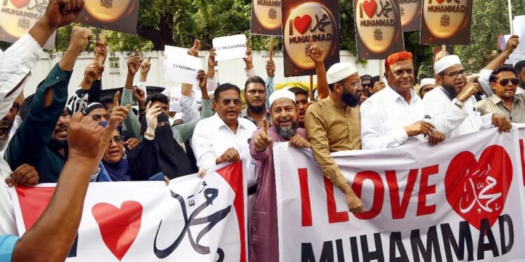 Why are muslims protesting i love Muhammad | How Kanpur Row Sparked Nationwide Protests in India | 'I Love Muhammad' waged a new controversy across the country! After all, why are Muslims hitting the streets? , News Track in Hindi