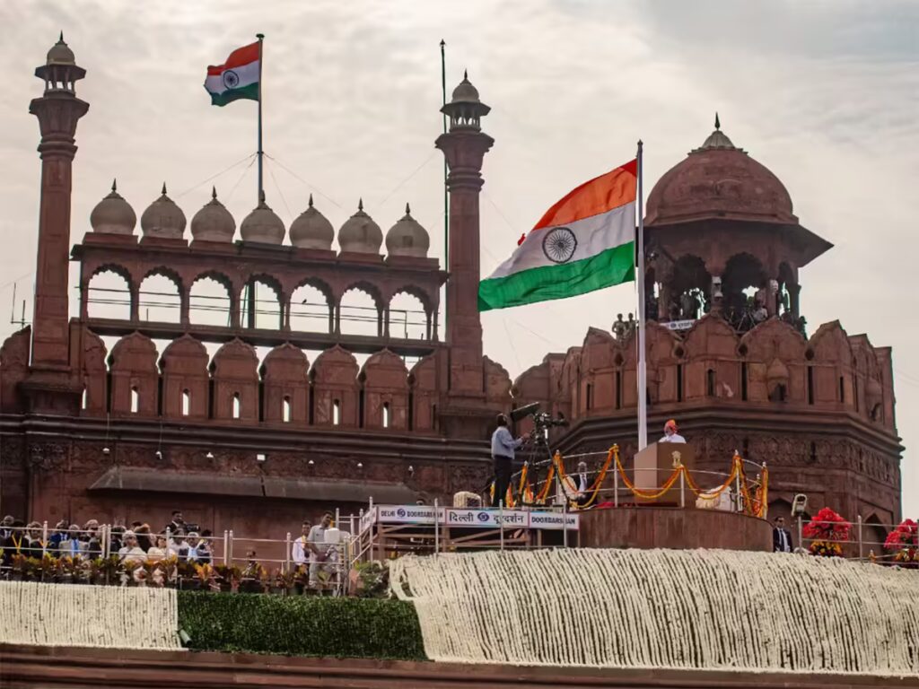 15 अगस्त को क्यों कहते हैं Flag Hoisting और 26 जनवरी को Flag Unfurling? जानिए क्या है इन दोनों में अंतर?