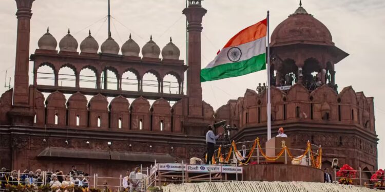 15 अगस्त को क्यों कहते हैं Flag Hoisting और 26 जनवरी को Flag Unfurling? जानिए&nbsp;क्या है इन दोनों में अंतर?