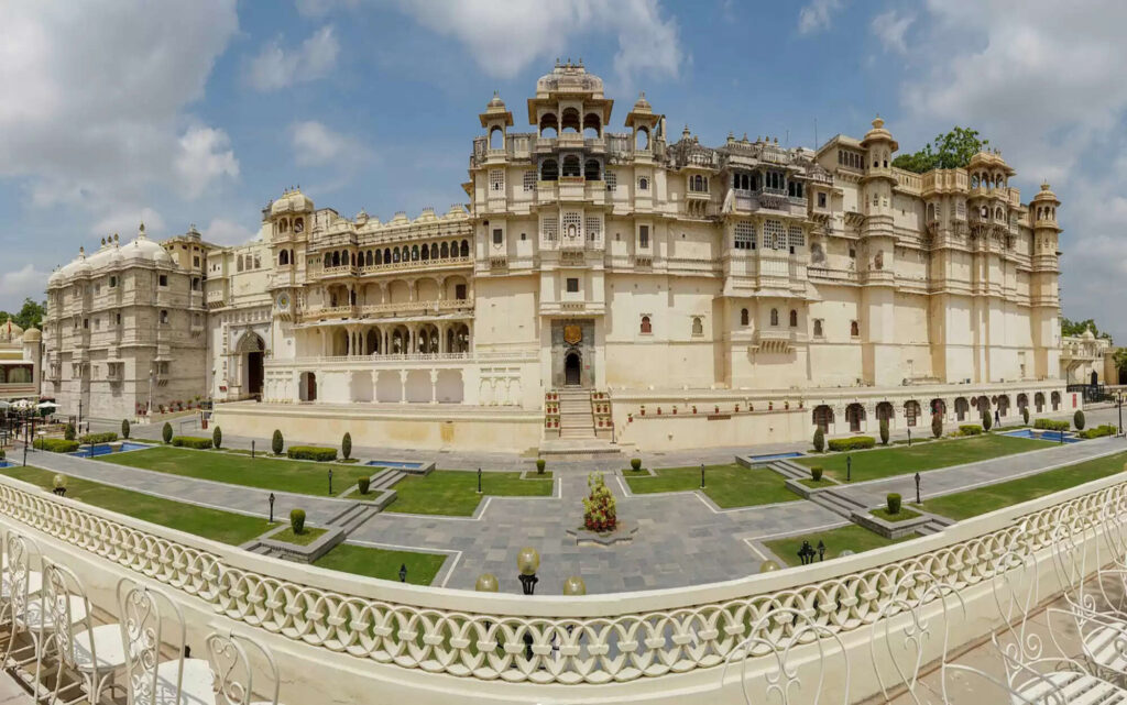 Why is Udaipur City Palace the most special place for tourists? Learn the importance of history, architecture and tourism in this 3 -minute video