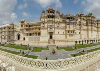 Why is Udaipur City Palace the most special place for tourists? Learn the importance of history, architecture and tourism in this 3 -minute video