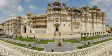 Why is Udaipur City Palace the most special place for tourists? Learn the importance of history, architecture and tourism in this 3 -minute video