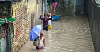 Yamuna water entered the streets of Majnu's mound; Home-shops drowned, disrupted life