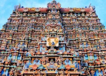 The pandal on the South Indian theme in Rae Bareli, reverence to see the supernatural divine statue of Meenakshi Mata