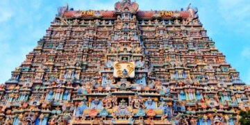 The pandal on the South Indian theme in Rae Bareli, reverence to see the supernatural divine statue of Meenakshi Mata