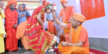 CM Yogi: The feet of daughters were worshiped by CM Yogi, worshiping mother power ..., given this message to the countrymen