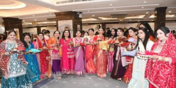 Karwa Chauth 2025: Piya was seen with the moon, on Karwa Chauth, married women performed collective worship at various places in Kanpur.