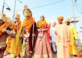 In Ayodhya, Tourism Minister flagged off the vibrant tableaus of Ramayana period by waving the flag of Jai Shri Ram, see fascinating photos.