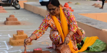 The great festival of Sun worship started from today with the proclamation of 'Chhath Maiya Ki Jai', altars started being built on the banks of river Gomti, see photos.