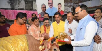 Did Tilak, wore Chunari and fed jaggery to the cow... Deputy Chief Minister, Tourism Minister, MLA and MLC worshiped the cows on Gopashtami.