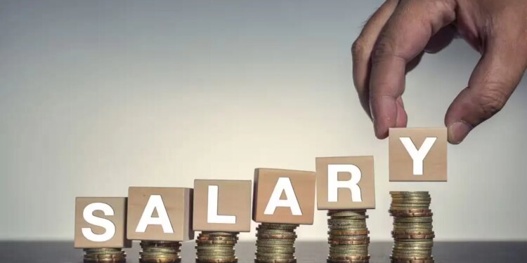 8th Pay Commission Update:&nbsp;चपरासी से लेकर IAS ऑफिसर तक, कितनी बढ़ेगी सैलरी? जानें 8वें वेतन आयोग की पूरी डिटेल्स