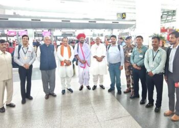 A team of 38 progressive farmers from Rajasthan left for Denmark, the Animal Husbandry Minister and three ministers and officials are also in this team.