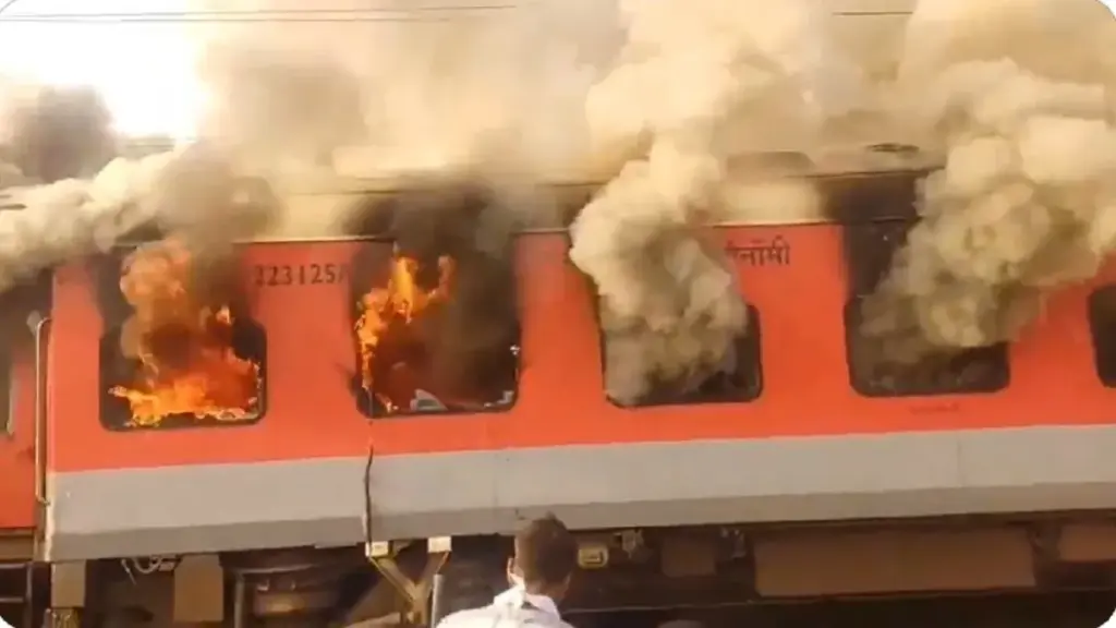A terrible fire broke out in Garib Rath. AC box burnt to ashes. Big braking with the train coming to Bihar.