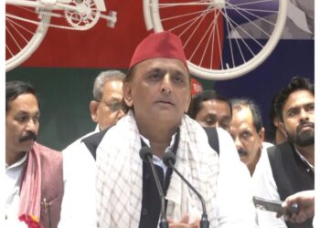 Akhilesh Yadav took a jibe at Yogi Adityanath government, saying, "This is a useless government, don't expect electricity from it."