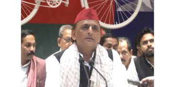 Akhilesh Yadav took a jibe at Yogi Adityanath government, saying, "This is a useless government, don't expect electricity from it."