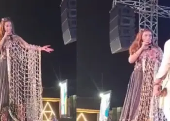 Akshara Singh, angry with the offer of porn songs, the class of organizer set up from the stage itself