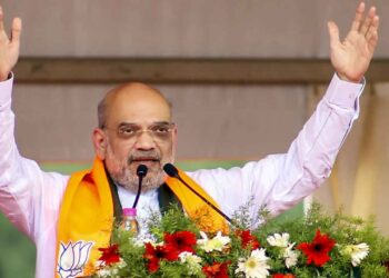 Amit Shah Targets Lalu-Rahul in Bihar Rally, Highlights 'Jungle Raj' and Promises NDA Victory. 32 thousand kidnappings, 12 massacres! Amit Shah shouted for the victory of NDA, made a direct attack on Lalu-Rahul. News Track in Hindi
