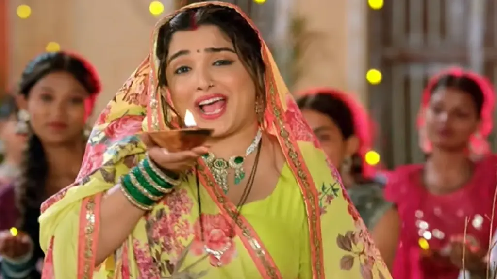 Amrapali Dubey's Diwali special song released before Diwali, you will dance as soon as you hear it.