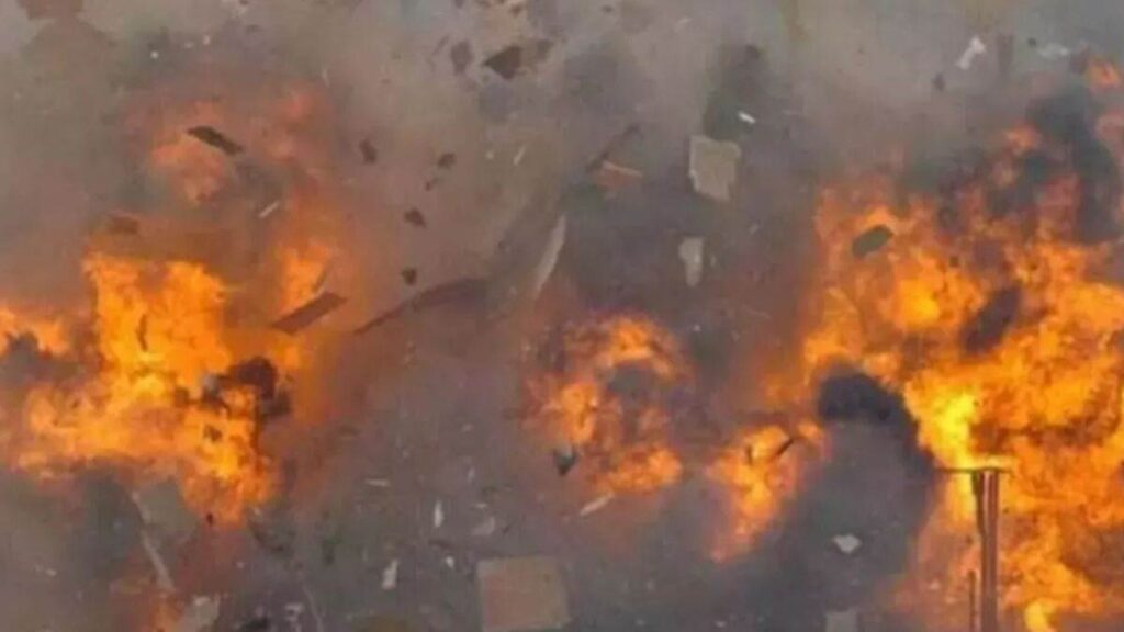 Andhra Pradesh News: Six killed in Andhra Pradesh firecracker factory explosion, CM expresses sadness. Andhra Pradesh News: Six killed in firecracker factory explosion in Andhra Pradesh, Chief Minister expressed grief. News Track in Hindi