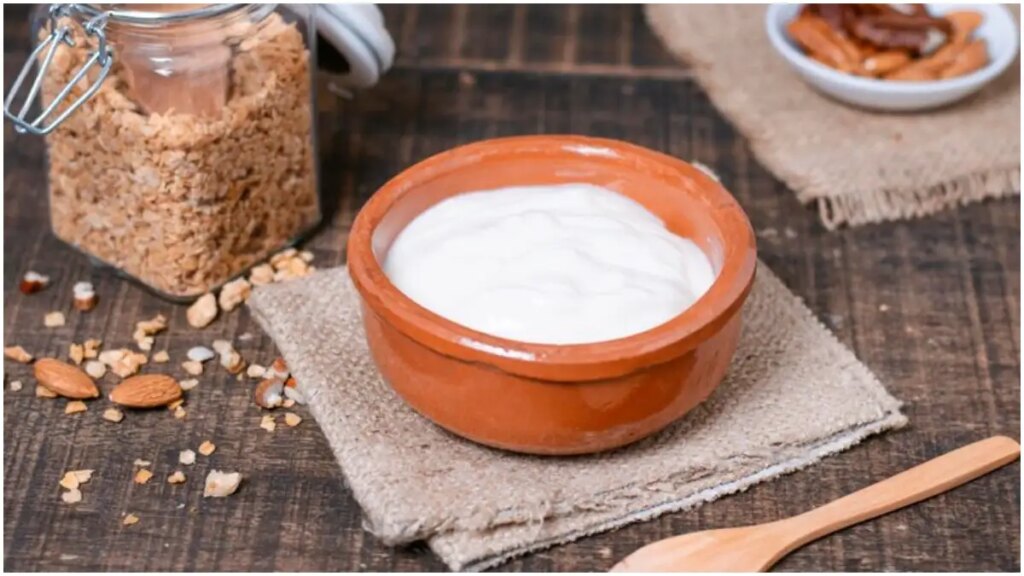 Beauty Tip: घर में पड़े मुफ्त के दही के आगे फीका है 2500 का फेशियल पैक, 7 दिन तक लगाए और फिर देखे चमत्कार 