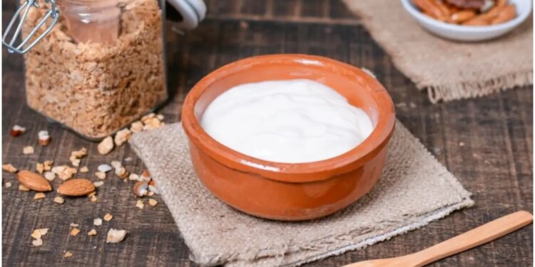 Beauty Tip: घर में पड़े मुफ्त के दही के आगे फीका है 2500 का फेशियल पैक, 7 दिन तक लगाए और फिर देखे चमत्कार&nbsp;