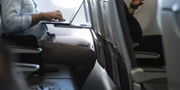 यात्रियों के लिए बड़ा झटका!&nbsp;फ्लाइट में अब बंद हुई मोबाइल-लैपटॉप चार्जिंग की सुविधा, जानें क्यों लिया गया फैसला​​​​​​​